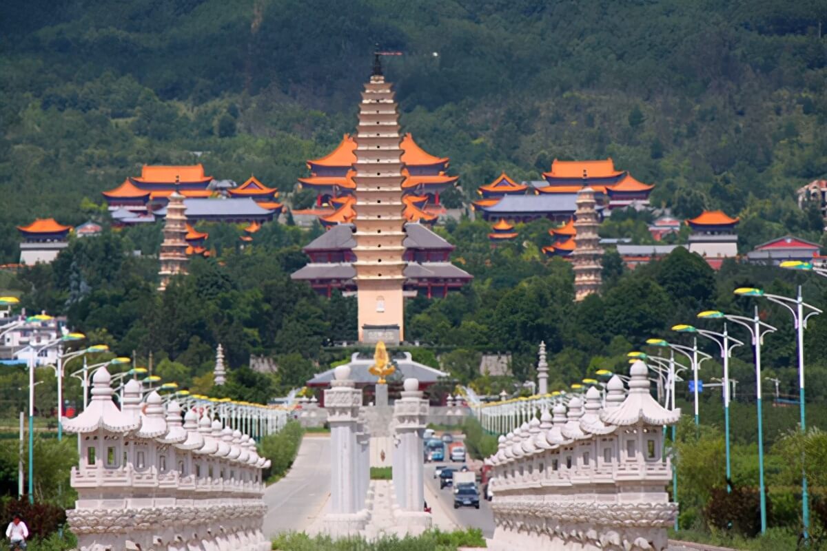 大理崇圣寺三塔景区(大理的地标建筑)