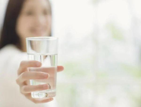 人一天要喝多少毫升水(多长时间喝一次水合适)