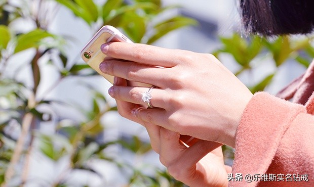 结婚戒指戴哪个手指，男女结婚戒指的正确戴法