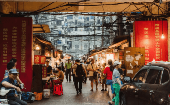 武汉的烟火气息，讲述它的两面性